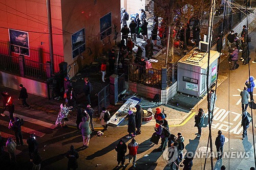 = 내란 우두머리 혐의를 받는 윤석열 전 대통령의 구속영장이 발부된 1월 19일 서울 마포구 서울서부지방법원 후문에서 윤 대통령 지지자들이 경내로 진입하고 있다.   [연합뉴스]